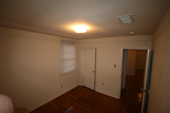 Building Photo - 2121 Rose Dr