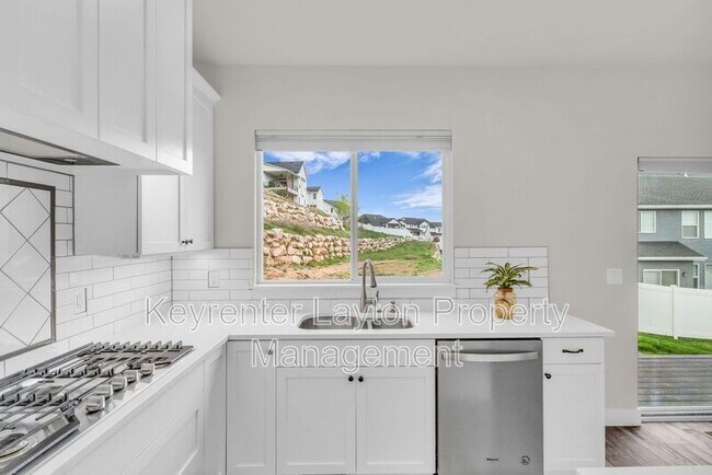 Building Photo - 1432 E Daylily Ct