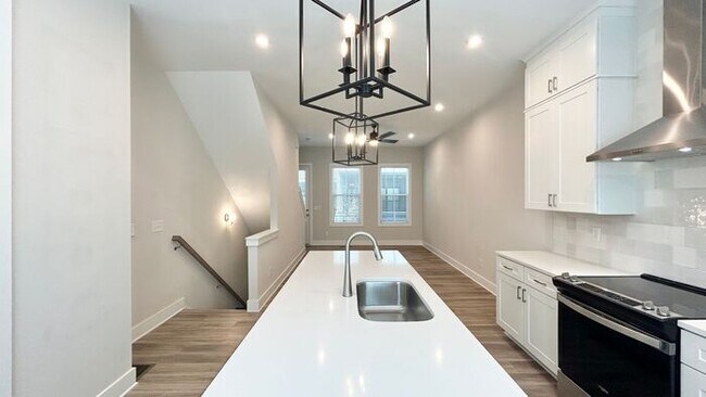 Building Photo - Chastain Park! 2 Bed-2 Bath Townhome, Available NOW!