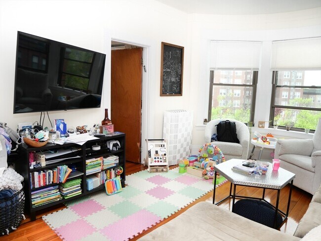 Building Photo - 1390 Beacon St