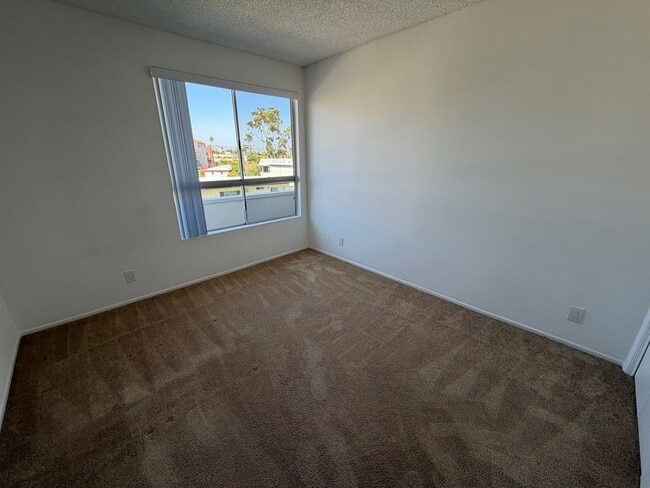 Building Photo - 2 BEDROOM CONDO UNIT IN THE WEST LA AREA 646 481 4404