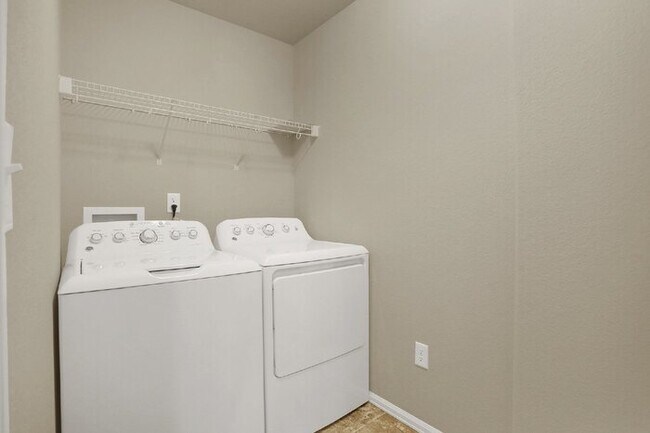 Building Photo - Move-In Ready Townhome | $1,000 Off First ...