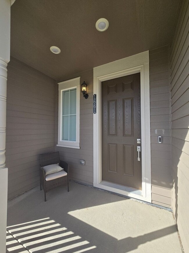 Building Photo - Spacious 4B/3B Available Early April!