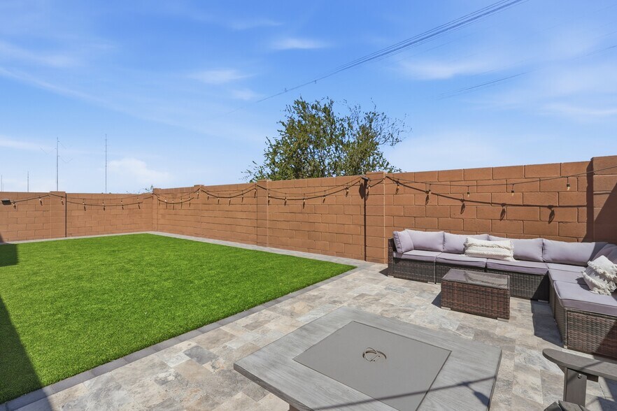 Building Photo - 8324 E Paloma Ave