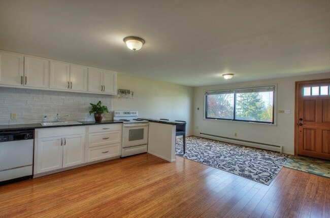 Building Photo - Sound View MIL Apartment