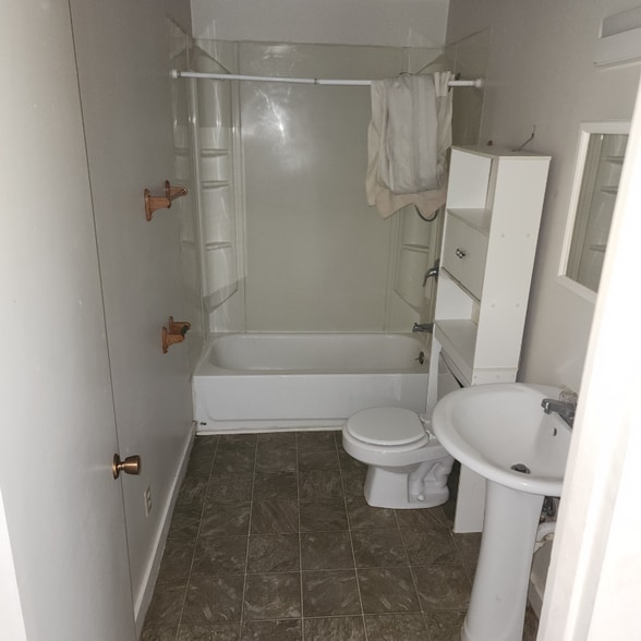 Building Photo - 216 E Jewett Blvd