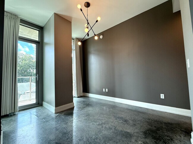 Building Photo - 905 Juniper St NE