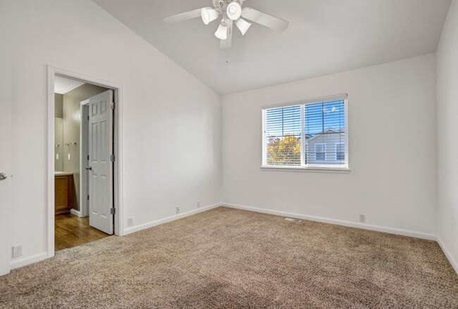 Building Photo - Cute 2bd, 2.5ba Townhome Across from Cotto...