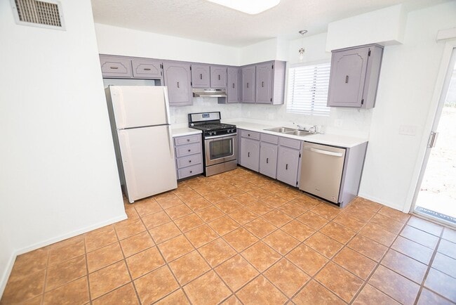 Building Photo - Charming Property Features 3 Bedrooms, 2 B...