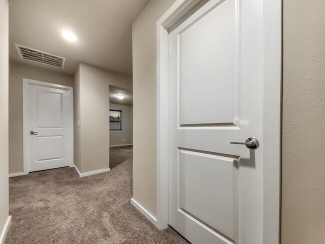 Building Photo - Luxury 2-Story house in private Cul de Sac