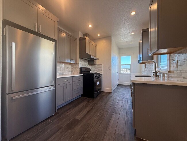 Building Photo - Newly Renovated Upper Unit – Bright 3BD / 1.5BA