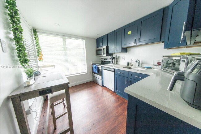 Building Photo - 4166 Inverrary Dr
