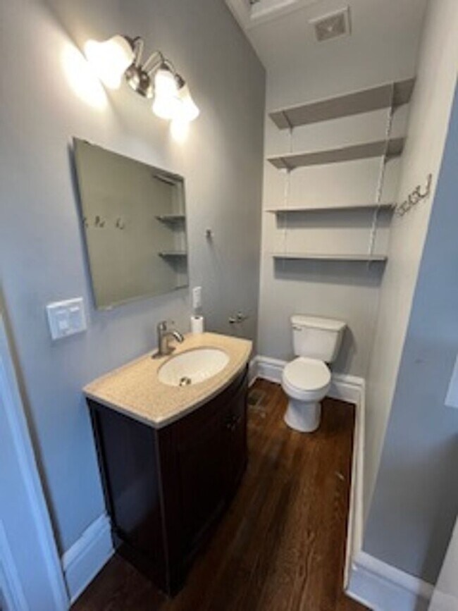 Building Photo - 3 bedroom 1.5 bath one block from Franklin Conservatory