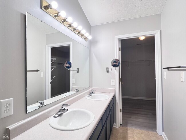 Building Photo - 713 Hollowood Ln