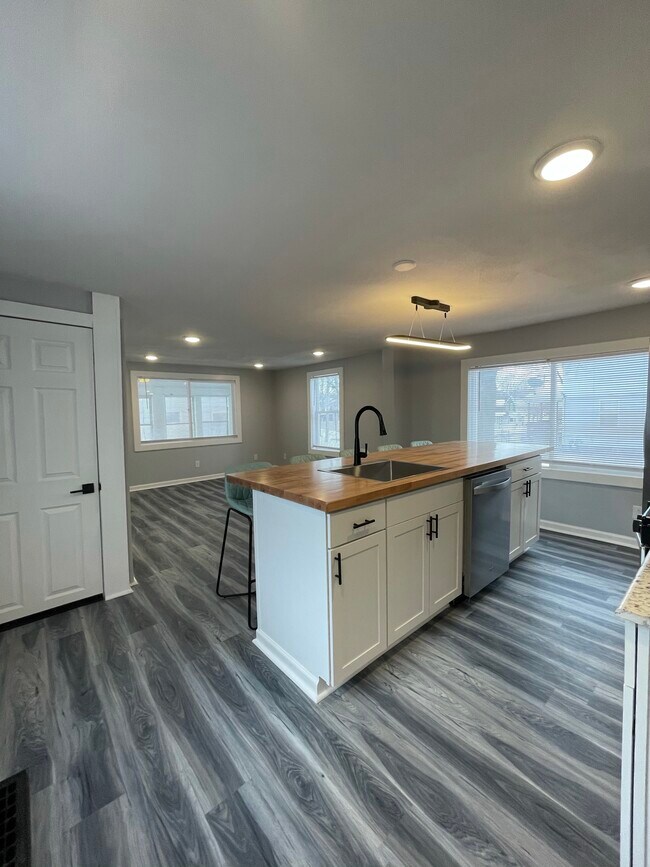 Building Photo - 627 Hawley Ave