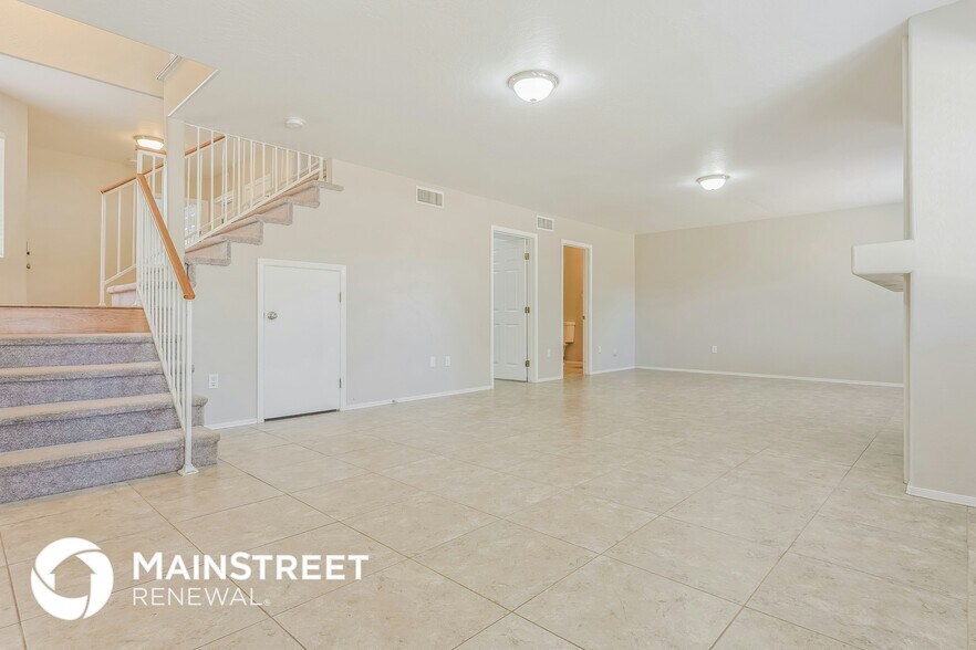 Building Photo - 5062 W Fairview St