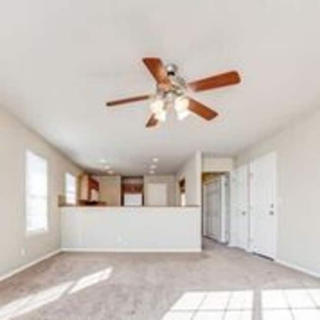 Building Photo - 2 Bedroom + Garage! Available now!