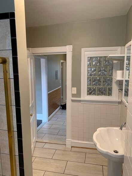 Bathroom 1b - 1829 Swann St