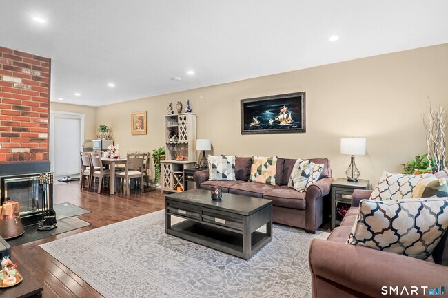 Building Photo - 14 1/2 Fairview Ave