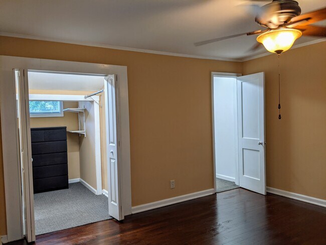 Building Photo - Charming 1 Bedroom Duplex in Buckhead!