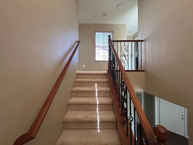 Building Photo - Great Henderson property