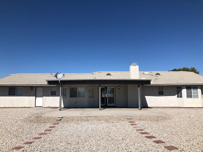 Building Photo - Beautiful 3 bedroom 2 bathroom home in Apple Valley Available now!!