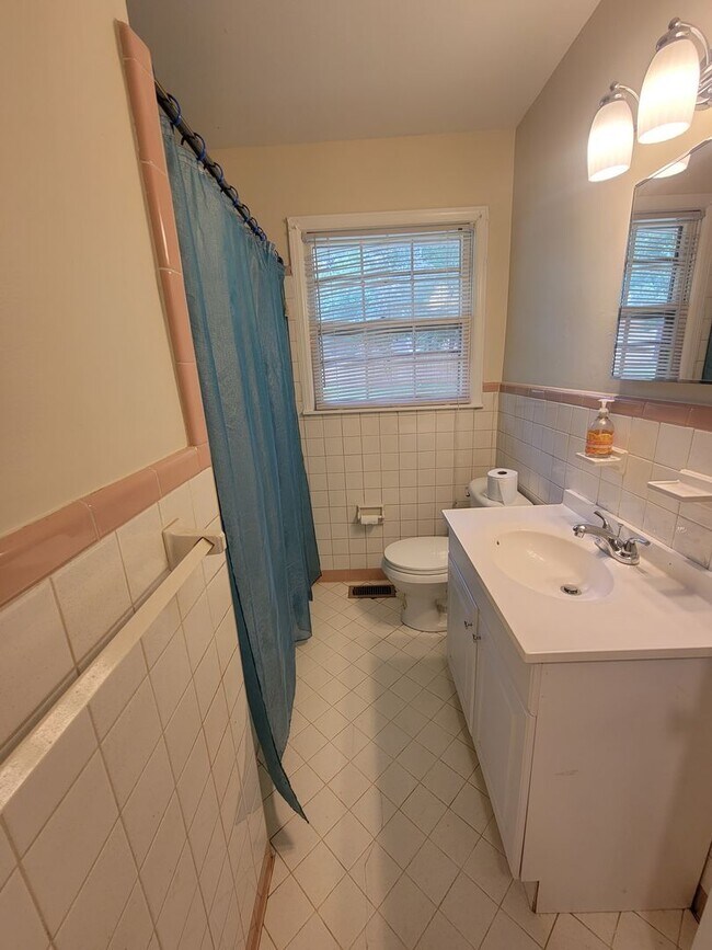 Building Photo - 3 Bedroom 2 Bathroom Home with One Car Attached Garage in Valley Park Homes Subdivision