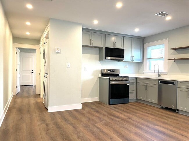 Building Photo - 807 E Riverside Dr