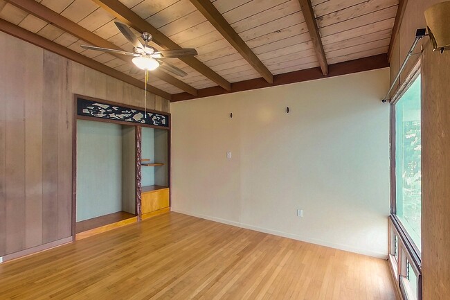 Building Photo - 2 Bed 1 Bath 1 Parking Apartment. 1 Year Lease.