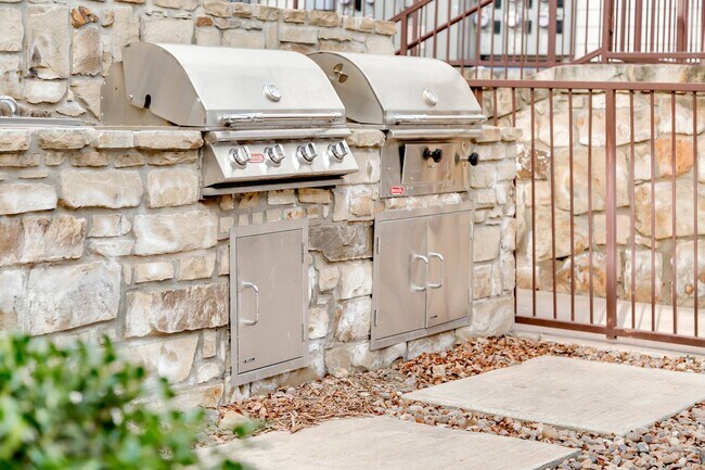 Building Photo - 251 W Miller Ave