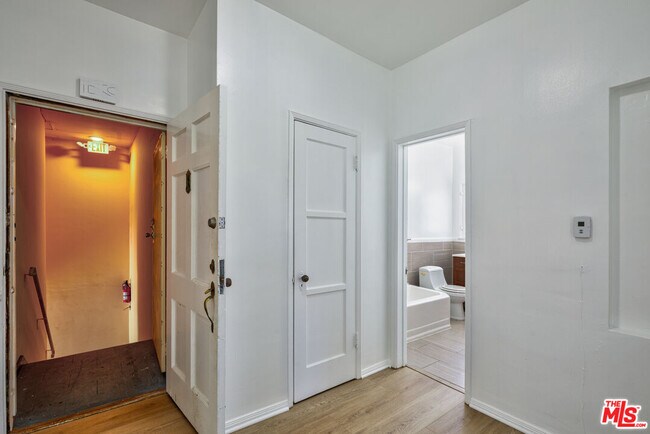 Building Photo - 203 S Doheny Dr