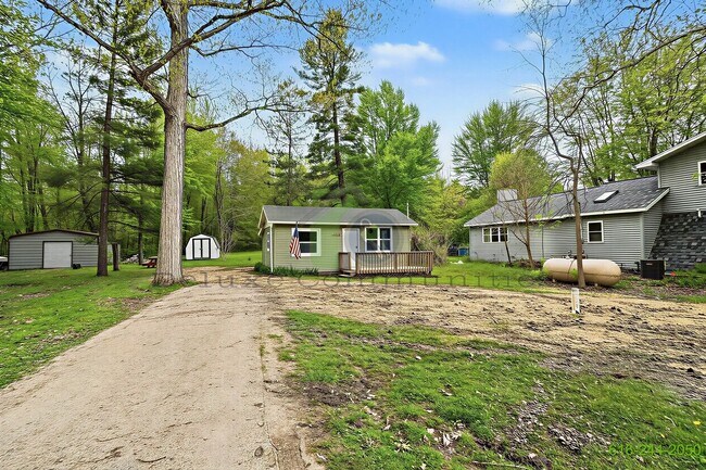 Building Photo - 4206 S Shore Dr