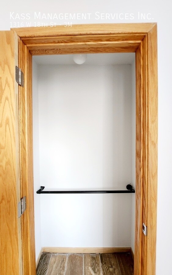 Building Photo - 1316 W 18th St