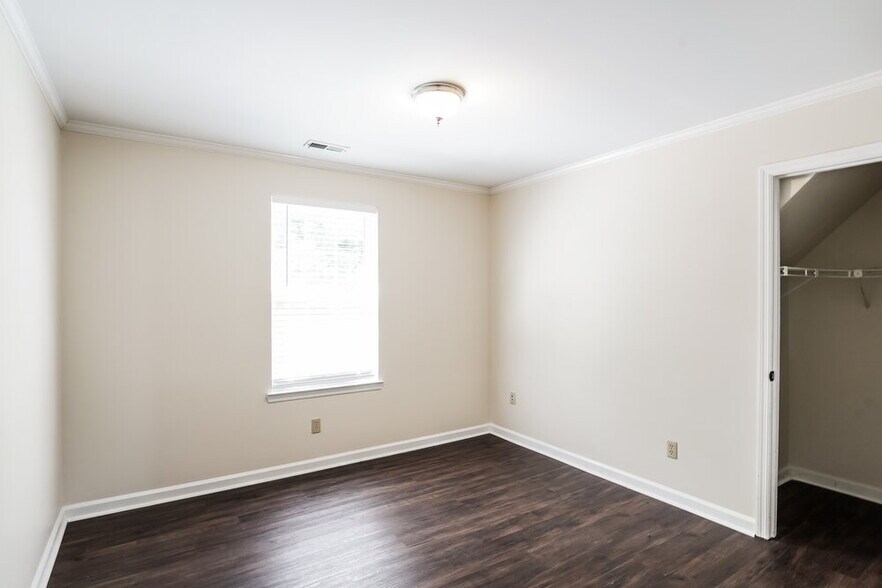 Building Photo - 2873 Iroquois Dr