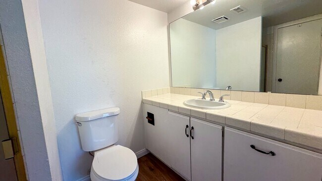 Building Photo - Las Vegas 2-Bed, 2-Bath Condo in Secure Ga...