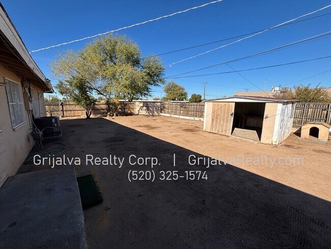 Building Photo - 4 Bed, 2 Bath House on a Large Corner Lot for Rent (22nd St/Wilmot)