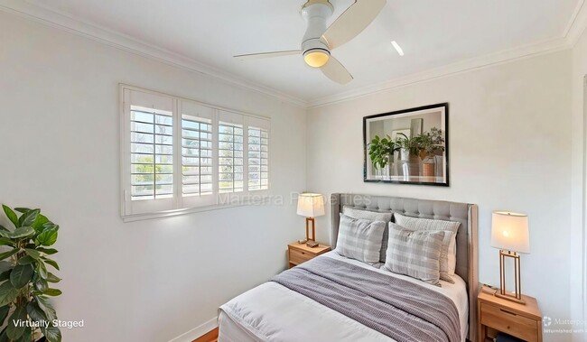 Building Photo - Large Spacious Home with a Pool!