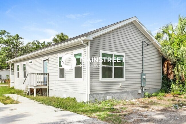 Building Photo - 3 Bedroom Pet-Friendly Home in St. Petersb...