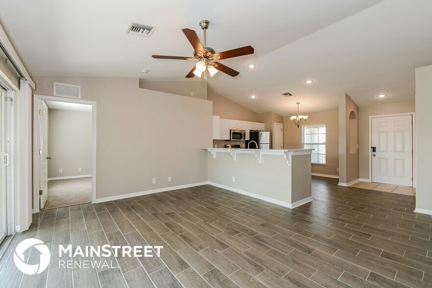 Building Photo - 631 NE 1st Pl