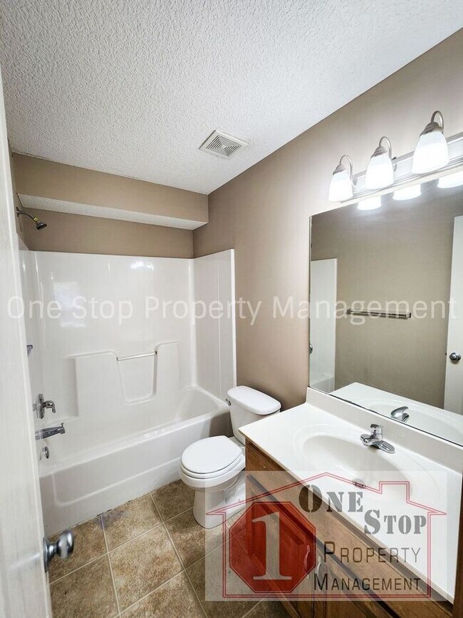 Building Photo - 3-Bedroom, 2.5-Bathroom home in Independence