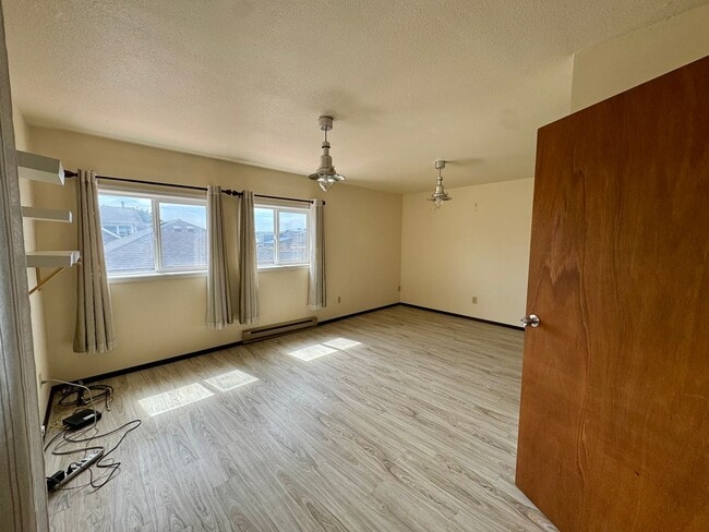 Building Photo - Ocean Park 2-Story Home, Deck with Views, Separate Living Spaces