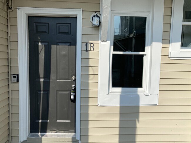 Building Photo - 28 E Maple St