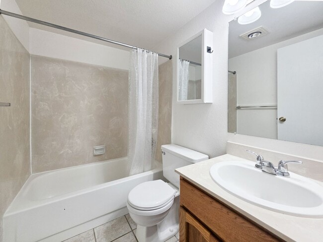 Building Photo - Charming, bright and peaceful condo close to ferries and shopping in Kingston!