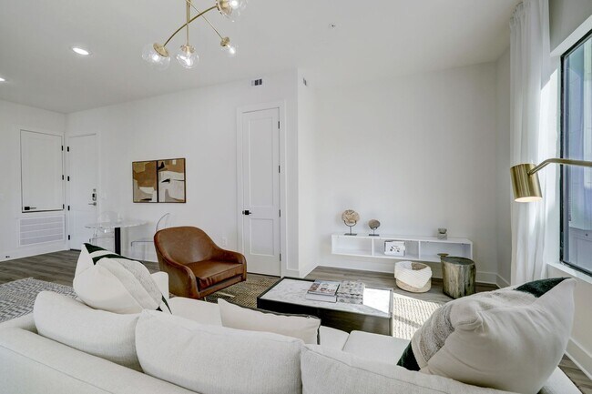 Building Photo - University Oaks – Modern Luxury Living in the Heart of Houston