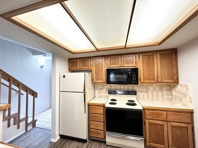 Building Photo - Newly Updated Townhome with Three Balconie...