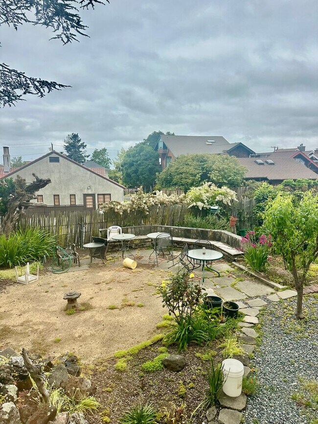 Building Photo - 6bedroom house full of charm steps from UC Berkeley!