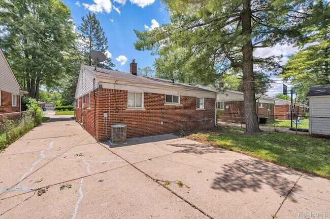 Building Photo - 25636 Norfolk St