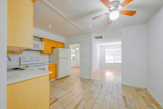 Building Photo - 280 NW Airoso Blvd