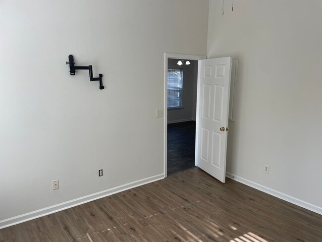 Building Photo - Cozy Two Bedroom Condo Close to Ft. Jackson!