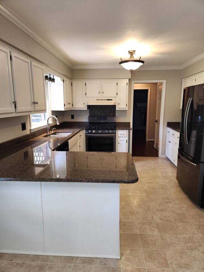 Building Photo - 841 Edgewood Dr